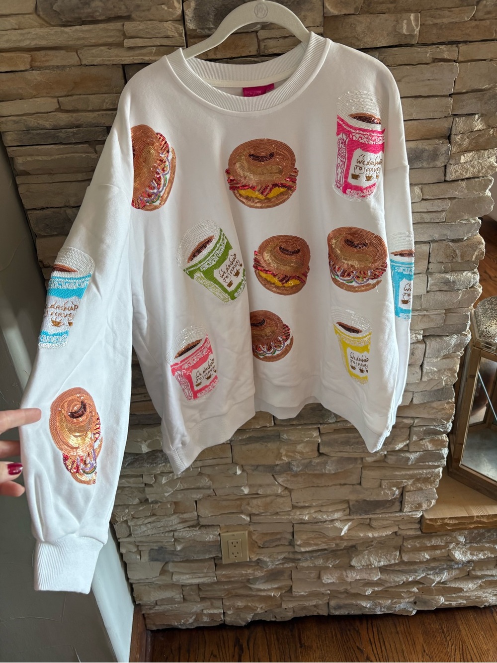 NWT QUEEN OF SPARKLES White Sweatshirt w/ Embroidered & Sequin Color Bev/Bites M - Picture 2 of 3